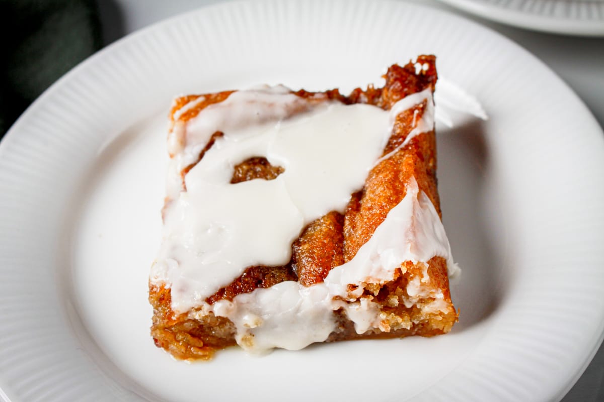 Soft Cinnamon Roll Blondies 